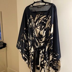 Tahari silky blouse! Never been worn perfect condition. Polyester and elastine.